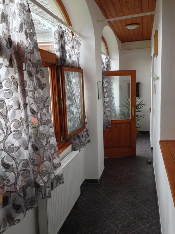 Petra Apartmanok Velem Cameră foto